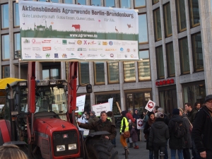Traktor des Aktionsbündnisses Agrarwende Berlin-Brandenburg bei der Demo "Wir haben es satt"